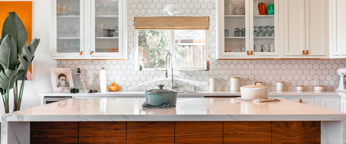 Read more about the article Selecting Kitchen Finishes: Which Comes First, Cabinet Color,  Countertop or  Tile Backsplash ?